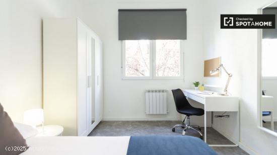 Moderna habitación en alquiler en elegante apartamento de 6 dormitorios, ideal para solteros, en Pu