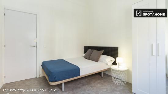 Moderna habitación en alquiler en elegante apartamento de 6 dormitorios, ideal para solteros, en Pu