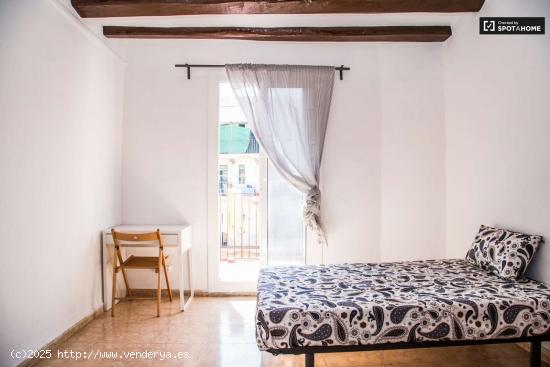  Soleada habitación con balcón en piso compartido, El Raval - BARCELONA 