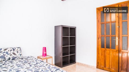 Soleada habitación con balcón en piso compartido, El Raval - BARCELONA