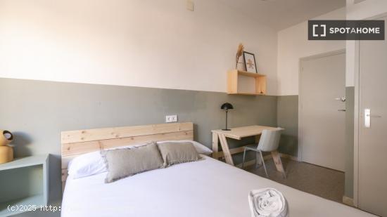 Se alquila habitación en piso compartido en Gracia. - BARCELONA