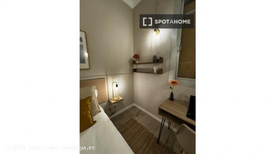 Habitación en alquiler en piso de 7 habitaciones en L'Eixample, Barcelona - BARCELONA