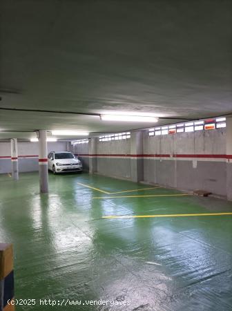 Especial inversores. Parking de dos plantas y almacén - BARCELONA