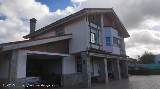 Espectacular chalet con piscina en Malpartida de Cáceres - CACERES