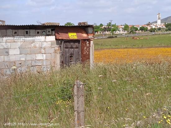 Parcela 20.000 m2 con 20 m2 de construcción con charca en Valdesalor - CACERES