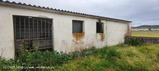 Gran terreno con construcción - CACERES