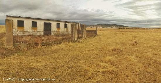 Gran terreno con construcción - CACERES