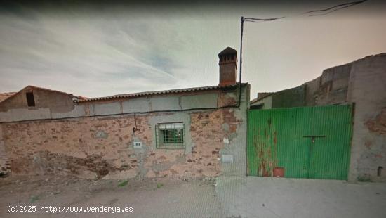  Oportunidad de  Parcelade 400m2 con edificaciones y garajes en Monroy - CACERES 