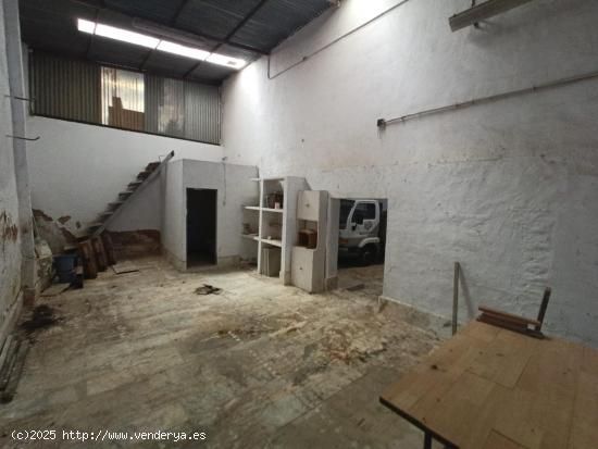 Se vende nave industrial dividida actualmente en varios negocios y una vivienda !!! - CACERES