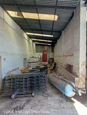 Se vende nave industrial dividida actualmente en varios negocios y una vivienda !!! - CACERES