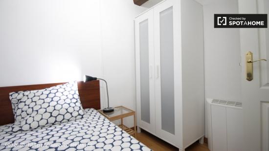 Habitación acogedora con armario independiente en un apartamento de 2 dormitorios, El Raval - BARCE