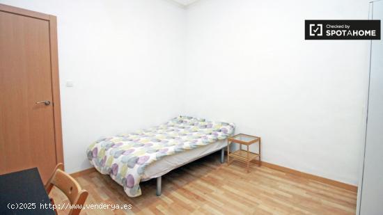 Habitación decorada con armario independiente en piso compartido, El Raval - BARCELONA