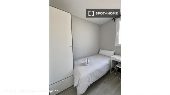 Habitación en piso compartido en L'Hospitalet de Llobregat. - BARCELONA