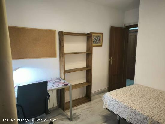  Se alquila habitación en piso compartido en Granada - GRANADA 