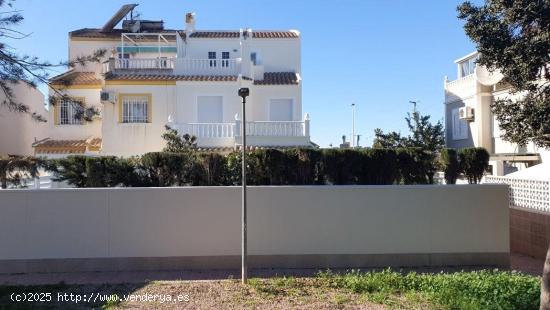 GRAN CHALET SEMI ADOSADO EN TORREVIEJA, 4 HAB, 2 BAÑOS - ALICANTE