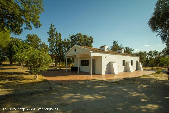 PRECIOSA PARCELA CON CHALET Y PISCINA EN UN PARAGE MUY TRANQUILO - BADAJOZ