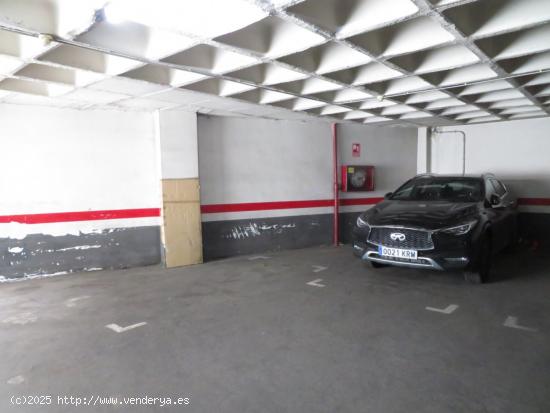 PLAZA DE PARKING EN VENTA EN LA CALLE VILADOMAT PARA COCHE PEQUEÑO - BARCELONA