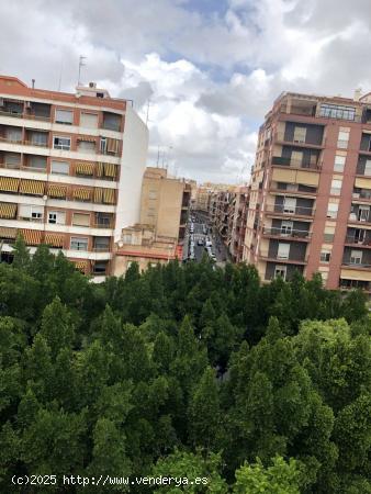 CASA DE DOS PLANTAS PARA REHABILITAR EN AVENIDA DE LA LIBERTAD O  COMO SOLAR BAJO + SEIS ALTURAS. - 