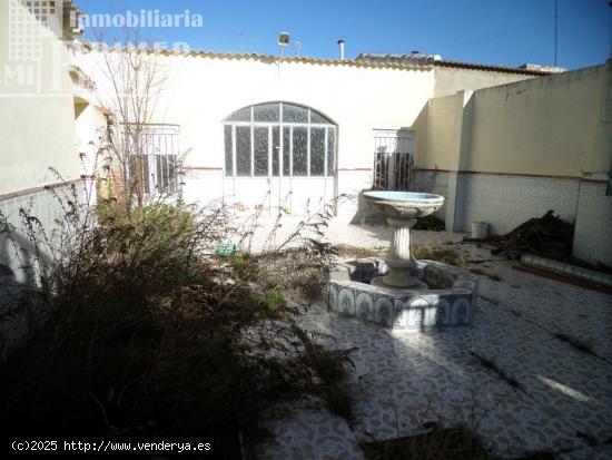 Casa de planta baja para reformar con 545 metros cuadrados y 18 metros de fachada - CIUDAD REAL