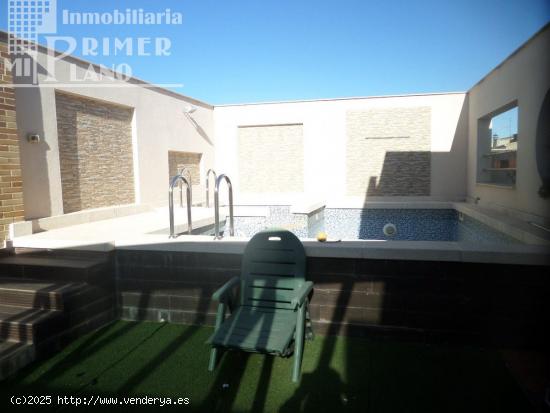 SE VENDE CASA CON GARAJE Y PISCINA POR CALLE ORIENTE PARA ENTRAR A VIVIR - CIUDAD REAL