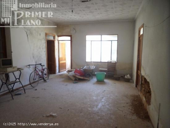 Se vende casa-solar en pleno centro de Tomelloso con 390m2 de terreno y 18 metros de fachada - CIUDA