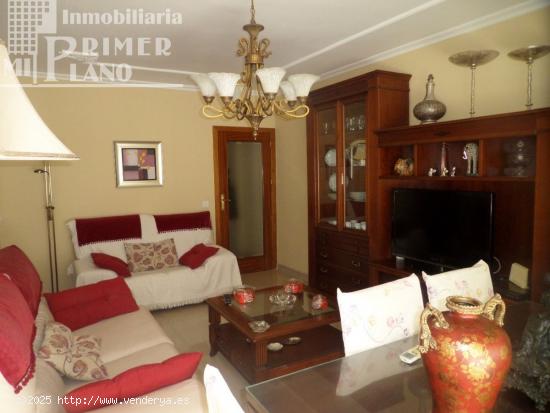 Piso de 4 dormitorios, cocina y baños, 120m2, con plaza de garaje y exterior, Dña.Crisanta - CIUDA