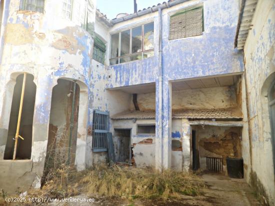 Se vende casa con acceso a dos calles para edificar en pleno centro de Tomelloso, con 645 m2. - CIUD