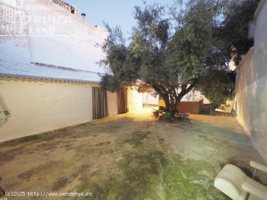 Casa de planta baja de 5 domitorios y 394 m2 de superficie por solo 120.000 € junto al centro - CI