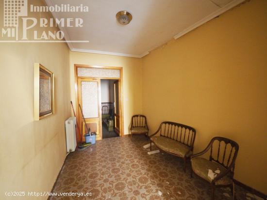 *¡OPORTUNIDAD! Casa para reformar, junto a calle Oriente, con 237m2 de suelo, por sólo 78.000€* 