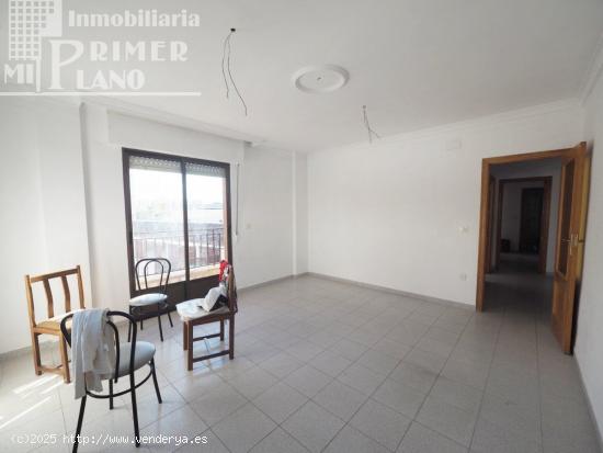 *¡Casa de dos plantas, con 4 dormitorios + local comercial* - CIUDAD REAL