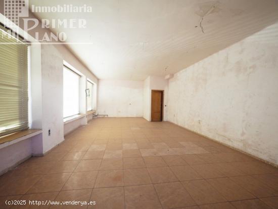 *¡Casa de dos plantas, con 4 dormitorios + local comercial* - CIUDAD REAL