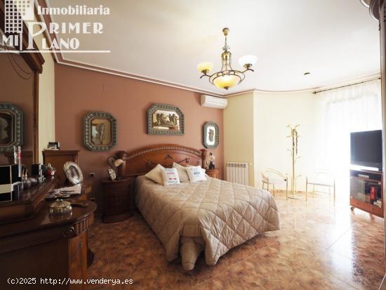 *Vivienda, amueblada, 2 plantas junto a c/Doña Crisanta con 3 dormitorios, 2 baños, garaje y patio