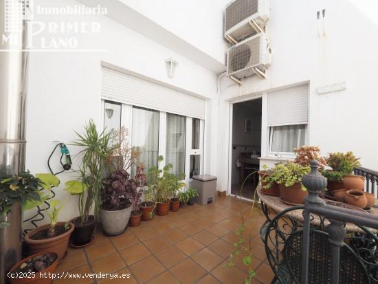 *Vivienda, amueblada, 2 plantas junto a c/Doña Crisanta con 3 dormitorios, 2 baños, garaje y patio