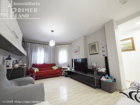 *CASA ADOSADA, TOTALMENTE AMUEBLADA, EN AVENIDA VIRGEN DE LAS VIÑAS, CON PATIO, GARAJE POR 86.000