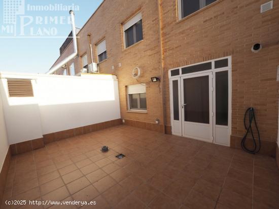 Espectacular vivienda junto avda J.Carlos I, nueva estrenar con 4 dorm, 3 baños, garaje y patio - C