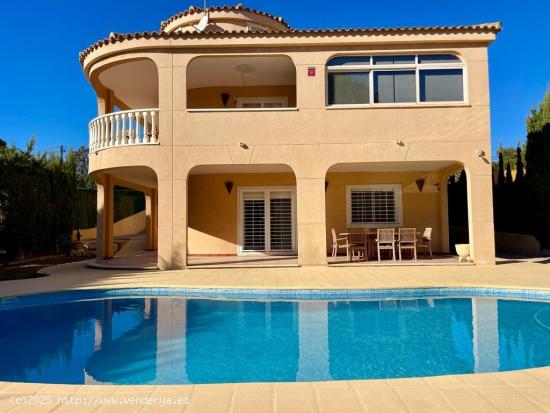 GRAN VILLA INDEPENDIENTE DE 4 DORMITORIOS CON PISCINA PRIVADA - ZONA LOS BALCONES, TORREVIEJA - - AL