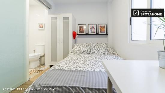 Habitación con baño en un apartamento de 5 dormitorios en L'Eixample - VALENCIA