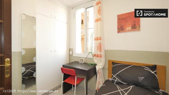 Habitación amueblada en apartamento de 4 dormitorios en el raval. - BARCELONA