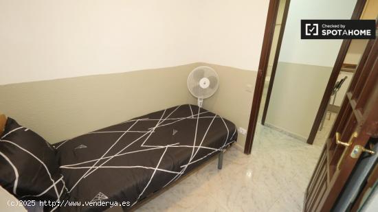 Habitación amueblada en apartamento de 4 dormitorios en el raval. - BARCELONA