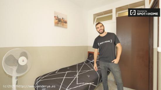 Habitación amueblada en apartamento de 4 dormitorios en el raval. - BARCELONA