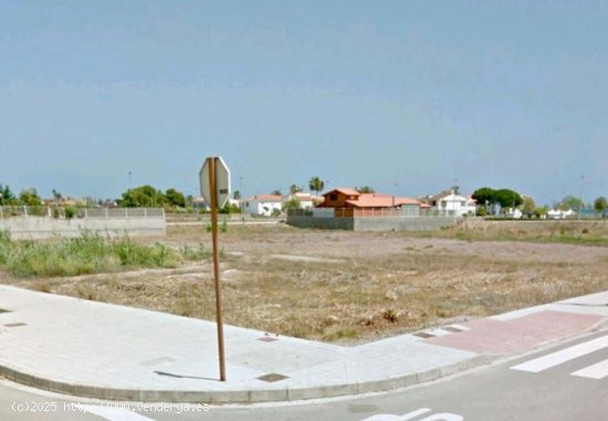 Solar urbano esquinero en segunda línea de playa