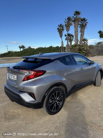 Toyota C-HR 1.8 140H Advance de 2018 con 70.000 Km por 21.000 EUR. en Valencia