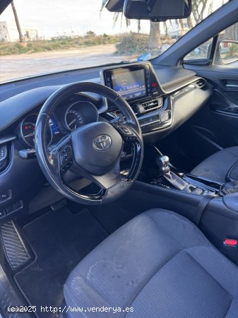 Toyota C-HR 1.8 140H Advance de 2018 con 70.000 Km por 21.000 EUR. en Valencia