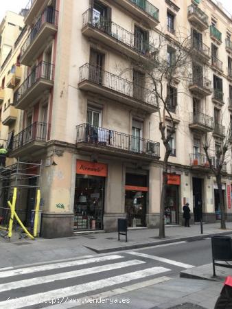 Esquinero con 4 escaparates - BARCELONA