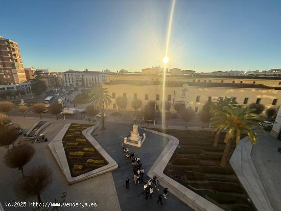 PISO DE 200 METROS SEÑORIAL EN LA PLAZA DE SAN FRANCISCO BADAJOZ - BADAJOZ