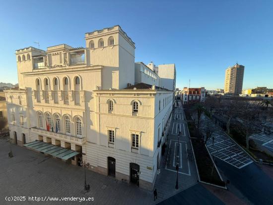 PISO DE 200 METROS SEÑORIAL EN LA PLAZA DE SAN FRANCISCO BADAJOZ - BADAJOZ