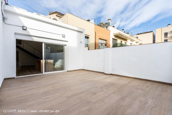  CASA TOTALMENTE REFORMADA CON TERRAZA DE 50 M² EN LA CREU ALTA - BARCELONA 