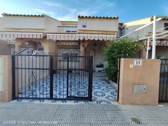 ADOSADO DE 3 DORM. 2 BAÑOS EN LOS ALCAZARES. A 500 METROS DE LA PLAYA. PARCELA. SOLARIUM. - MURCIA