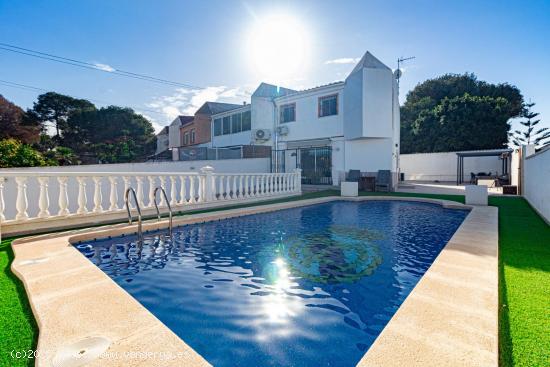  Adosado con piscina privada en Los Balcones - ALICANTE 