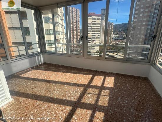 Piso familiar en Benidorm, a 500 metros de la playa, con amplias instalaciones y gran potencial - AL